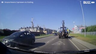 Trator perde roda em estrada na Rússia