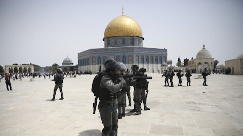 Israeli Police Forcibly Clear Al Aqsa