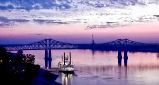 Un navire heurte un pont sur le fleuve Mississippi