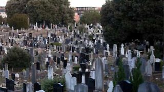 Supostas crianças fantasma são filmadas num cemitério