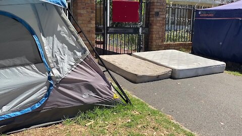 SOUTH AFRICA - Cape Town - Arcadia Place evicted persons camped on road(Video) (pS8)