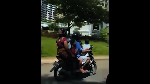 pengendara motor berboncengan satu keluarga 4 orang