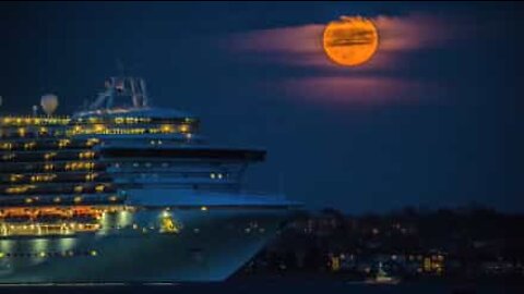 Mesmerizing supermoon in Rhode Island