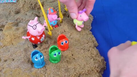 168 7Peppa Pig at the Beach finds Dinosaur Fossils Toy Learning Video for Kids!