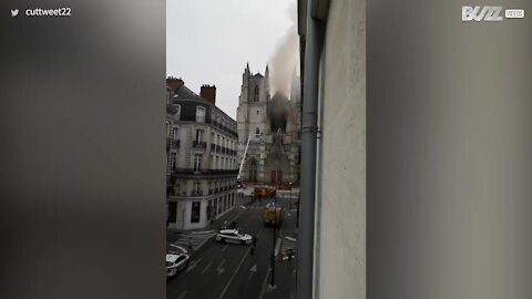 Incêndio atinge catedral de Nantes