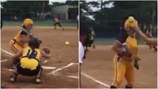 Baseball: ricevitrice colpisce la battitrice con la palla
