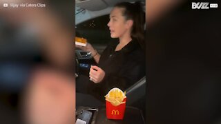 Jovem derruba comida de McDonald’s no carro