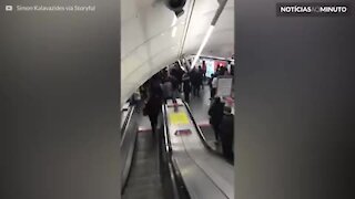 Multidão espontânea canta em estação de metrô em Londres