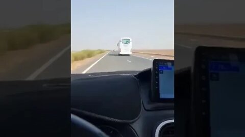 حافلة تسير بسرعة خطيرة ، لامبالاة من السائق 🚌