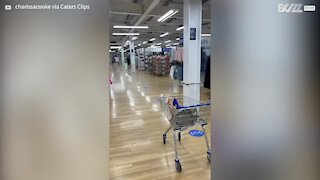 Mulher leva tombo doloroso em carrinho de compras