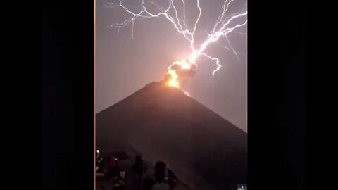 ⚡ Camera Captures Spectacular Sight! Lightning Hits Erupting Volcano in Guatemala