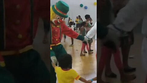 DANÇA DE RODA COM PALHACINHA, PATATI E PATATÁ DA CARRETA DA ALEGRIA, LIKE