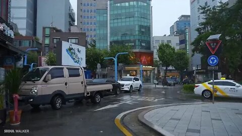 Super decompression videowalk in the city in the heavy rain look at the people around2 hours