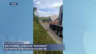 Trecho Liberado: Em Itaobim, Carga de Bananas de Dinamite Retiradas da BR-116.