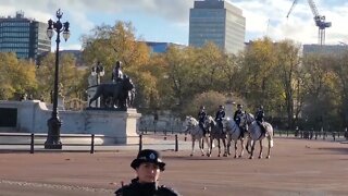 Police on white horses leave Buckingham Palace #buckinghampalace