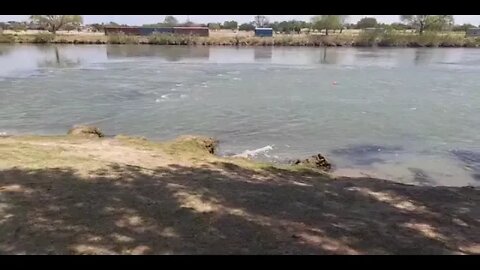 Tramos del río Bravo en Piedras Negras Coahuila donde migrantes cruzan la frontera (Eagle Pass)