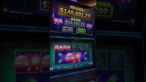 This Is How You Smash The Piggies #slots #gaming #casino