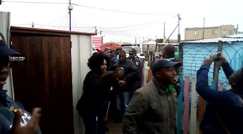 Rain and long queues dampen voting day spirits in Cape Town (Vrp)