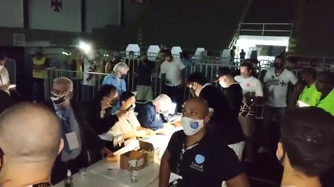 Luzes do ginásio de São Januário sendo apagadas para a apuração começar - Eleição do Vasco 2020