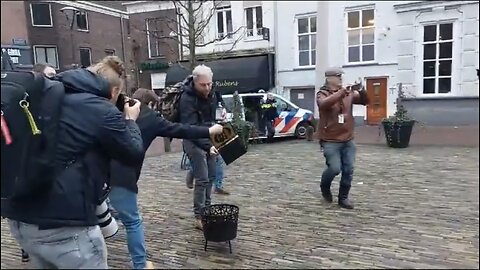 DUTCH POLITICIAN TRIES TO BURN QURAN📓🔥🚮IN ARNHEM NETHELANDS♨️📓💫