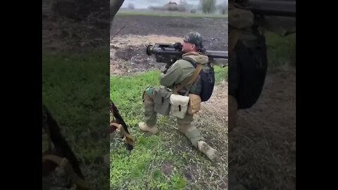 Ukrainian Troops Carry American PZRK Stinger and Polish PZRK Piorun (Grom-M) #shorts #war #army