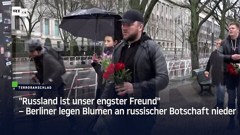 "Russland ist unser engster Freund" – Berliner legen Blumen an russischer Botschaft nieder