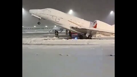 AIRPLANE FROZEN ON RUNWAY🌨️🛩️❄️🚦DURING WINTER STORM AT MUNICH AIRPORT🌨️✈️🚧❄️