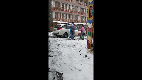Tourists enjoying snowfall in Sissu 🌨️🌨️🌨️ Himachal Pradesh