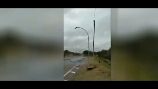 Motorista bate Carro De Luxo EM Poste {VEJA O VÍDEO }