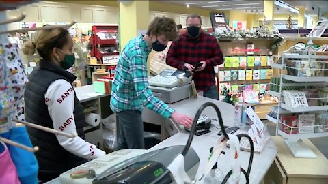 Last minute shoppers contribute to a potentially record-breaking year for holiday sales