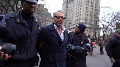 This GUY!!! 🕺Scott Lobaido gets arrested again for throwing pizza at NYC city hall.