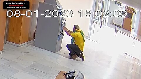 Câmera: Invasor golpista tenta arrombar caixa eletrônico do Palácio do Planalto