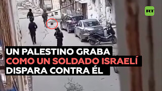 Un palestino graba desde su ventana cómo un soldado israelí dispara contra él en Jerusalén