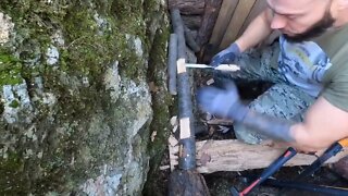 How to build a survival shelter on a cliff and spend the night in the wilderness. Survival Skills7