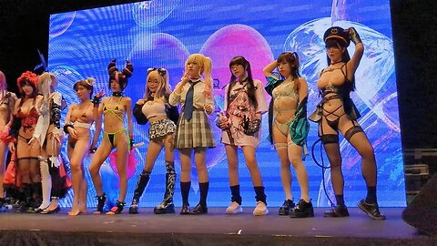 Cosplayer seksi berkumpul di panggung