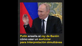 Putin ayuda al rey de Baréin a ponerse un auricular de traducción