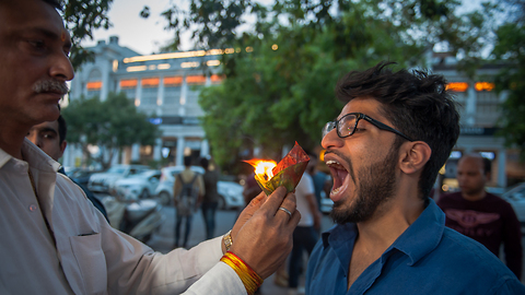 New Delhi Street Food Stall Serves Snacks On Fire: MAKING MAD