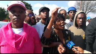 Angry Rankuwa residents chase DA's Msimanga and Maimane from area (PBt)