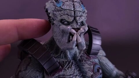 NECA Predator Concrete Jungle Ultimate Deluxe Stone Heart Predator Figure @The Review Spot