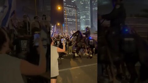 The police use horses in the direction of the crowd to drive back the protesters.