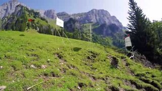 Première mondiale: cet homme réalise une triple cible lors d'un saut en base jump