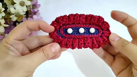 How to make a crochet hair clip (Left - Handed) - with the pattern into the subtitle