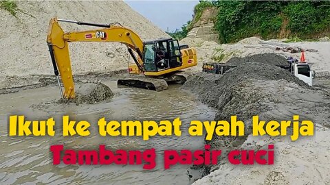 Excavator in the washing sand mining..melihat alat berat di tambang pasir cuci