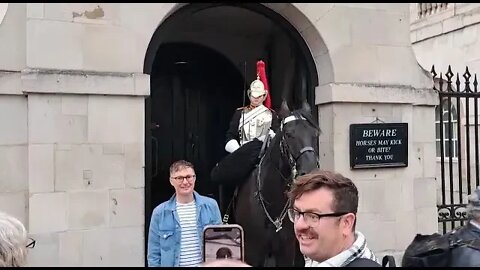 Female kings guard shouthandsvoff the Reins #horseguardsparade