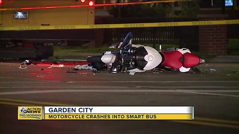 Motorcycle slams into SMART bus in Garden City