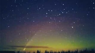 Cometa une-se a aurora boreal e cria paisagem incrível