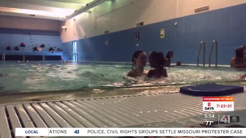 Swim club members teach kids how to swim