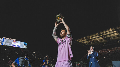 Leo Messi presents his 8th Ballon d'Or at the DRV PNK Stadium. 🏆🐐 #Messi #BallonDOr