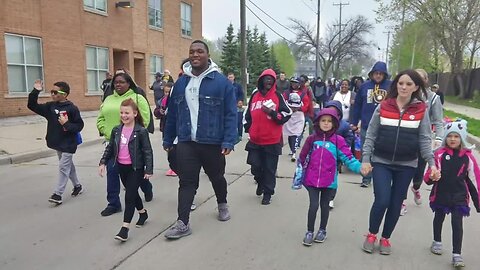 Packers' Kenny Clark walks with kids for Next Door's 'Walk with Children' event