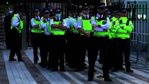 MET POLICE GUARDING SCOTLAND YARD #UNITEFORFREEDOM #METPOLICE